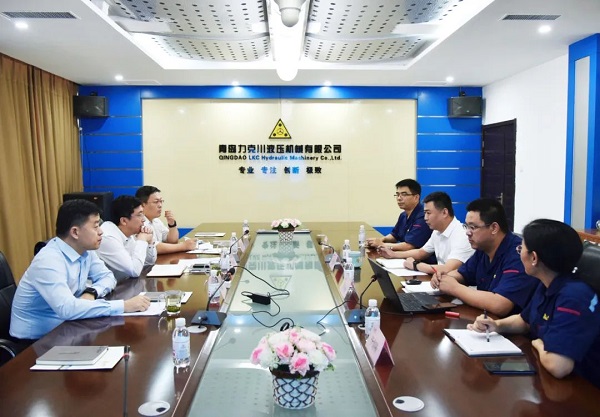 為高質(zhì)量發(fā)展賦能！青島高新區(qū)李天傳主任至力克川液壓調(diào)研2.jpg