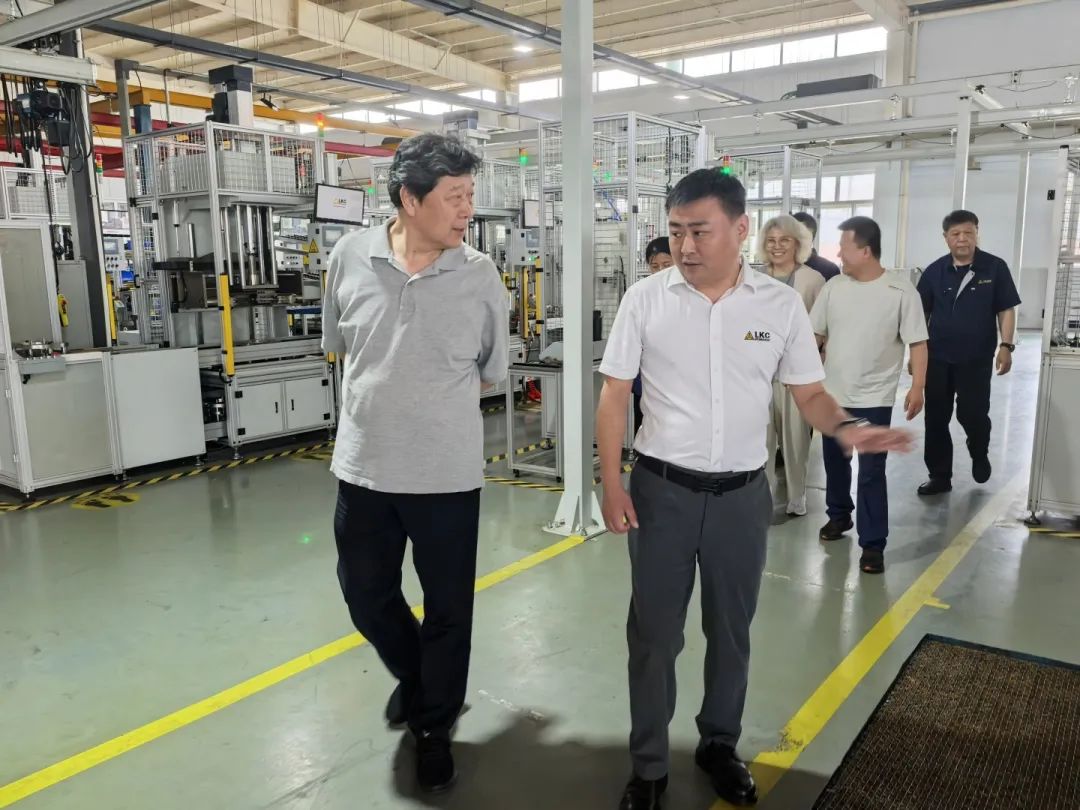 中國液壓氣動密封件工業(yè)協(xié)會理事長杜旭東一行蒞臨我公司參觀指導(dǎo)2.jpg